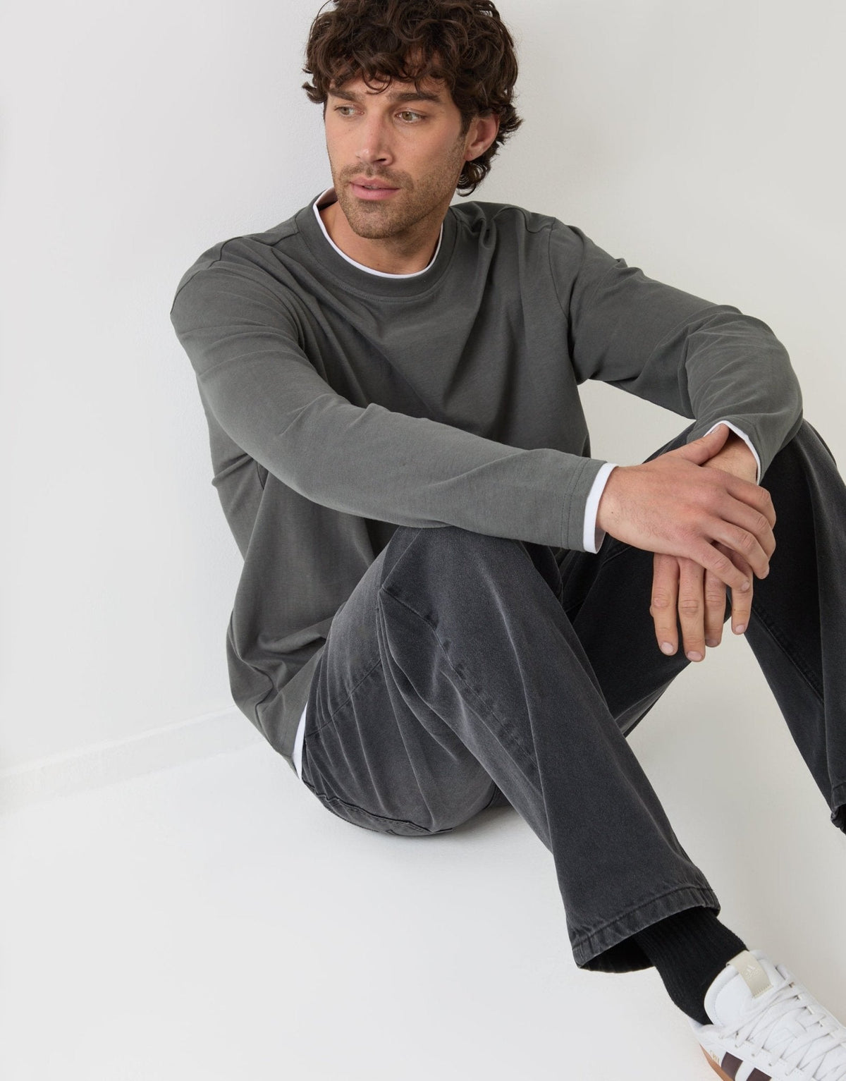Men's Soft-Touch Long Sleeve T-Shirt for Lounging in Charcoal Grey – view 5