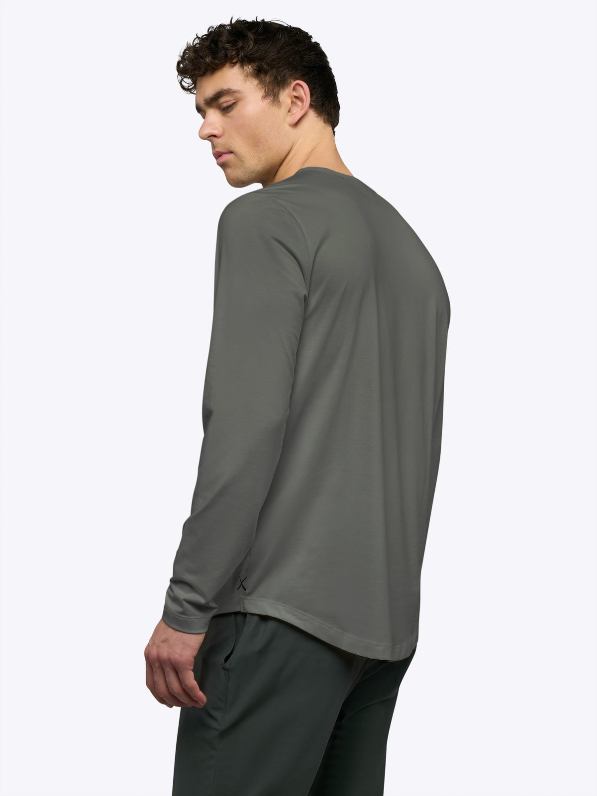 Men's Long Sleeve Curved Hem T-Shirt in Castor Grey – view 3