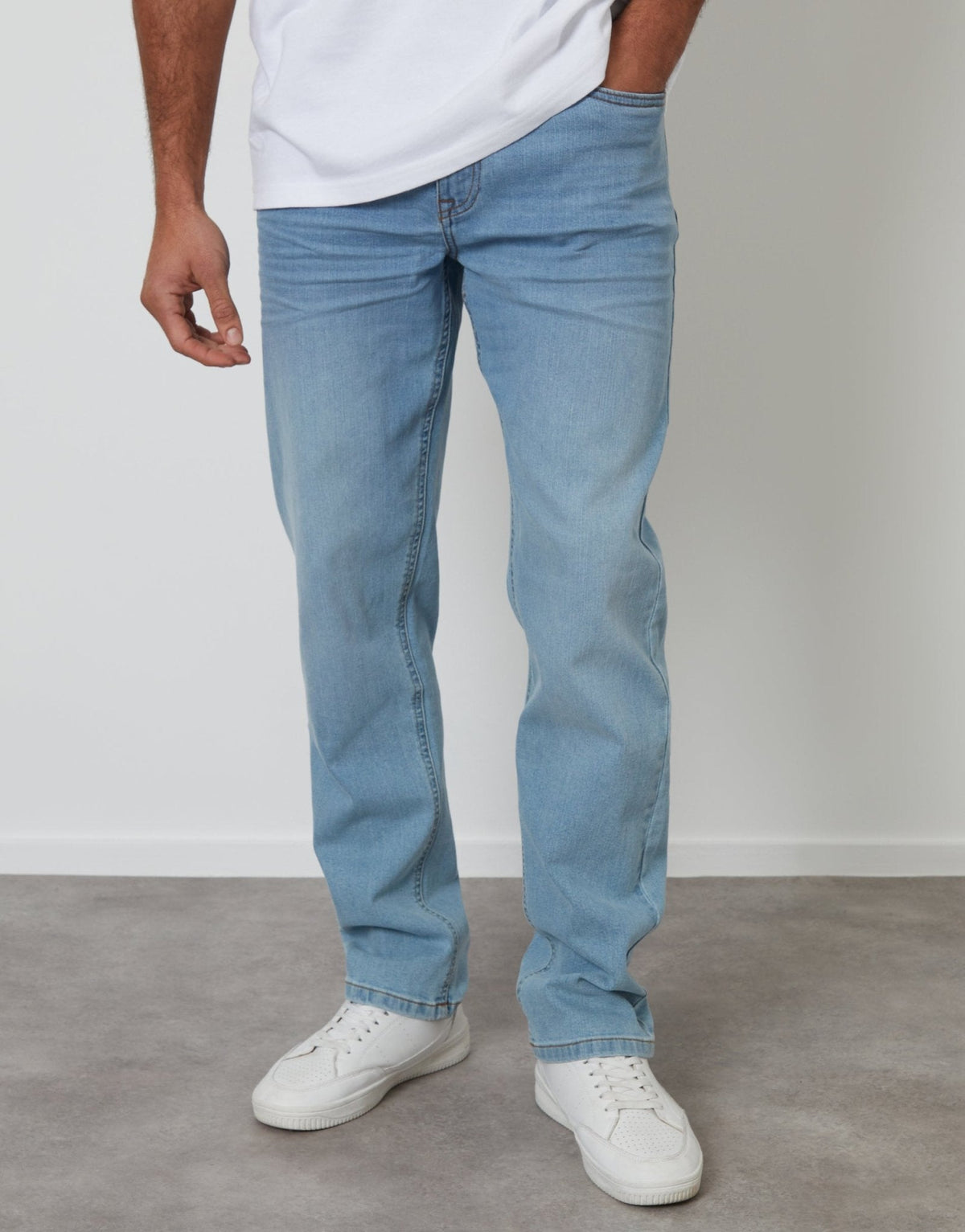 Men's Straight Leg Stretch Jeans in Bleach Wash – view 2