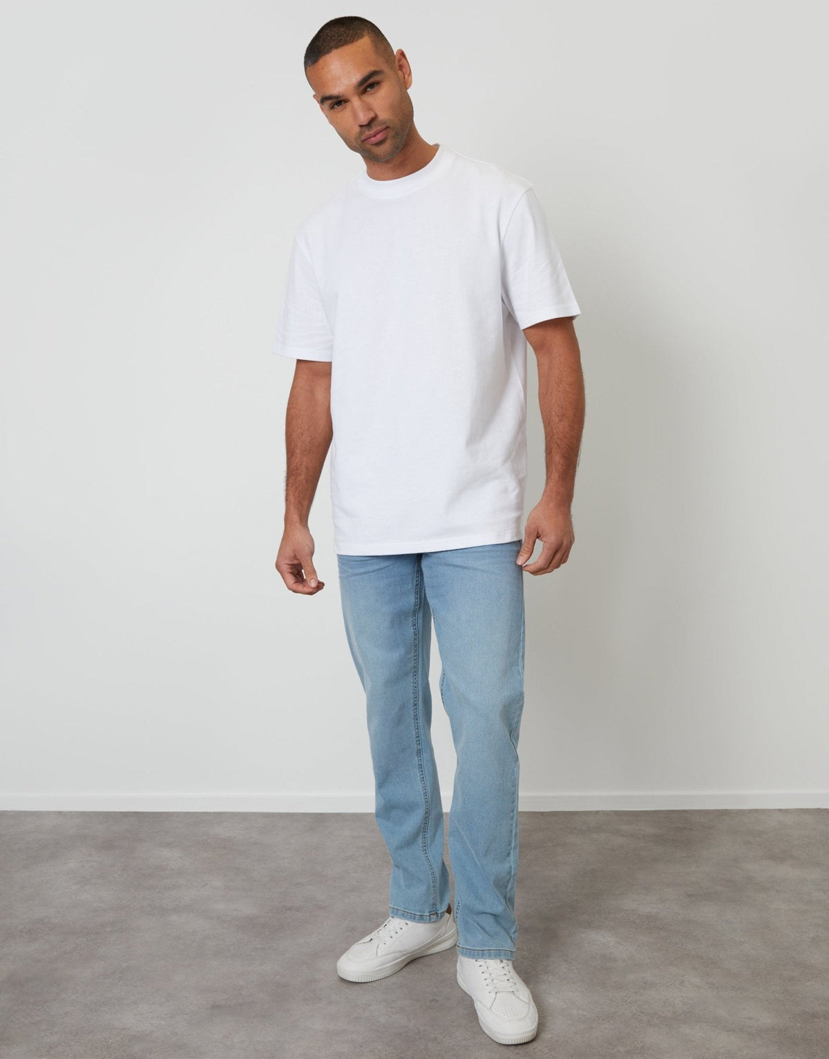 Men's Straight Leg Stretch Jeans in Bleach Wash – view 1