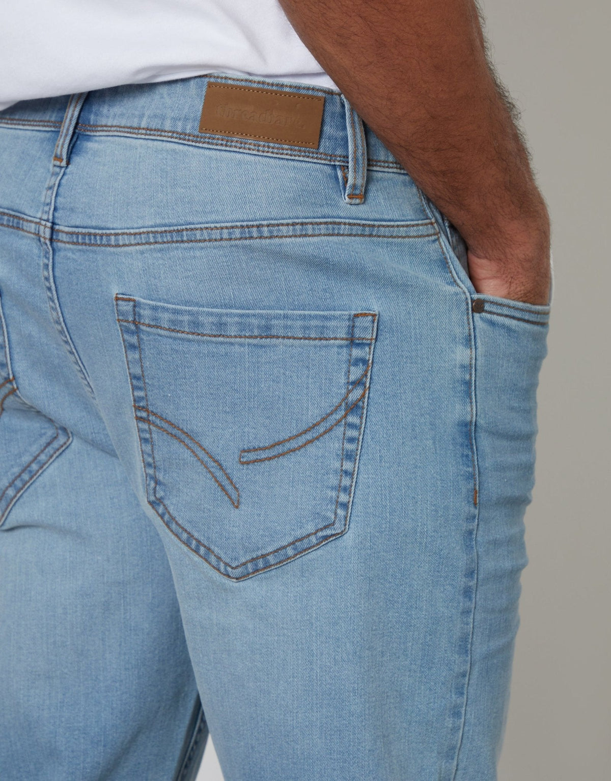 Men's Straight Leg Stretch Jeans in Bleach Wash – view 4