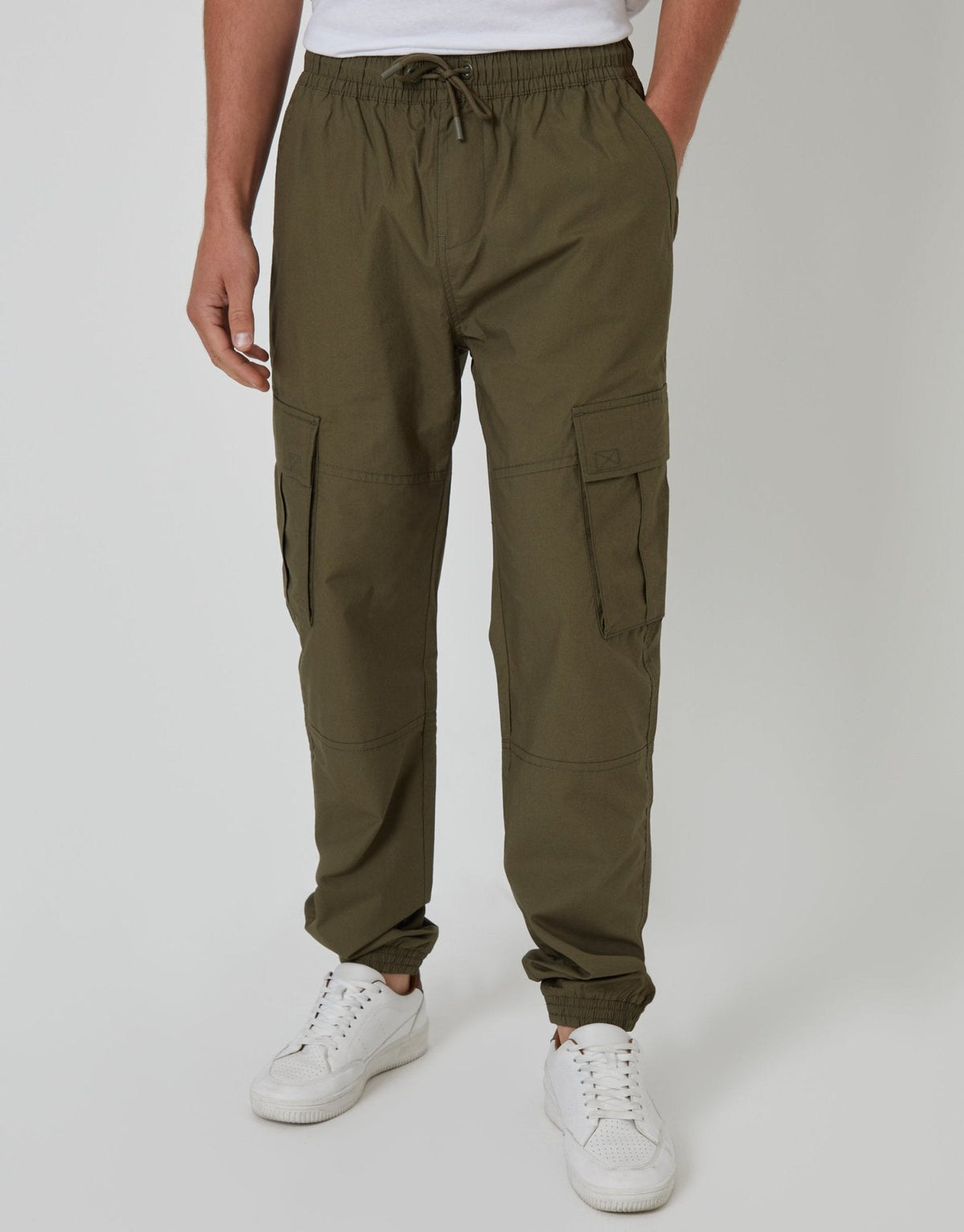 Men's Cotton Poplin Cargo Trousers in Khaki Green – view 2
