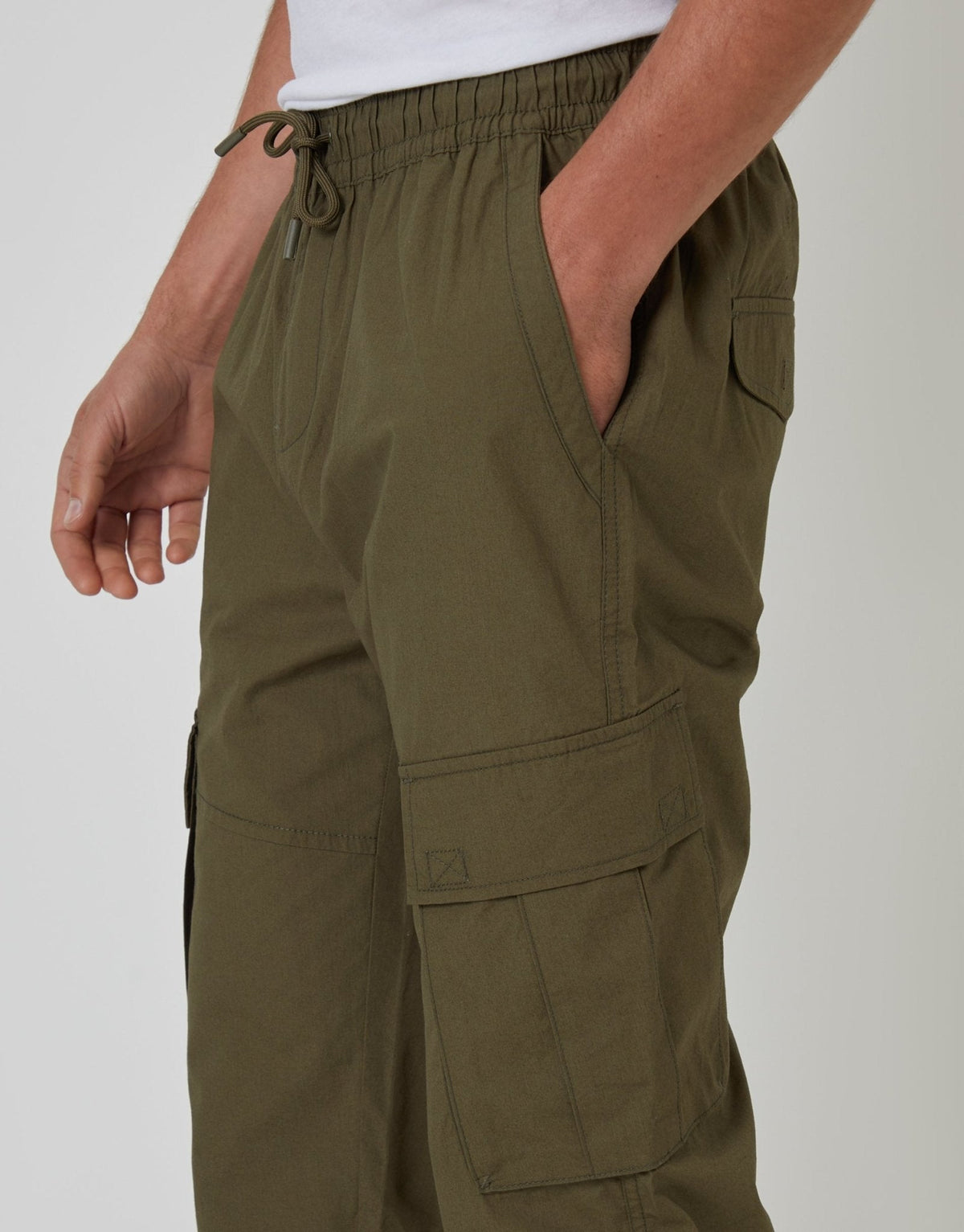 Men's Cotton Poplin Cargo Trousers in Khaki Green – view 4